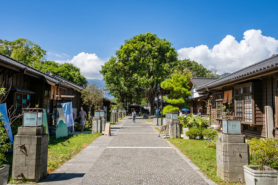 花蓮將軍府園區內，兩旁是日式木造建築群
