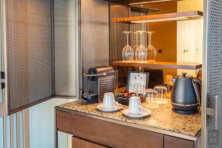 Mini Bar 打開後的樣貌,有 Nespresso 咖啡機與熱水壺