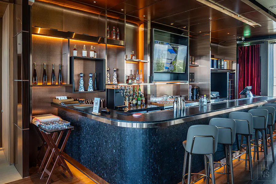 花蓮潔西艾美 Sky Bar 的室內吧台區