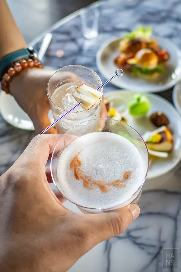 翰斯與 Kay 在 Sky Bar 舉杯