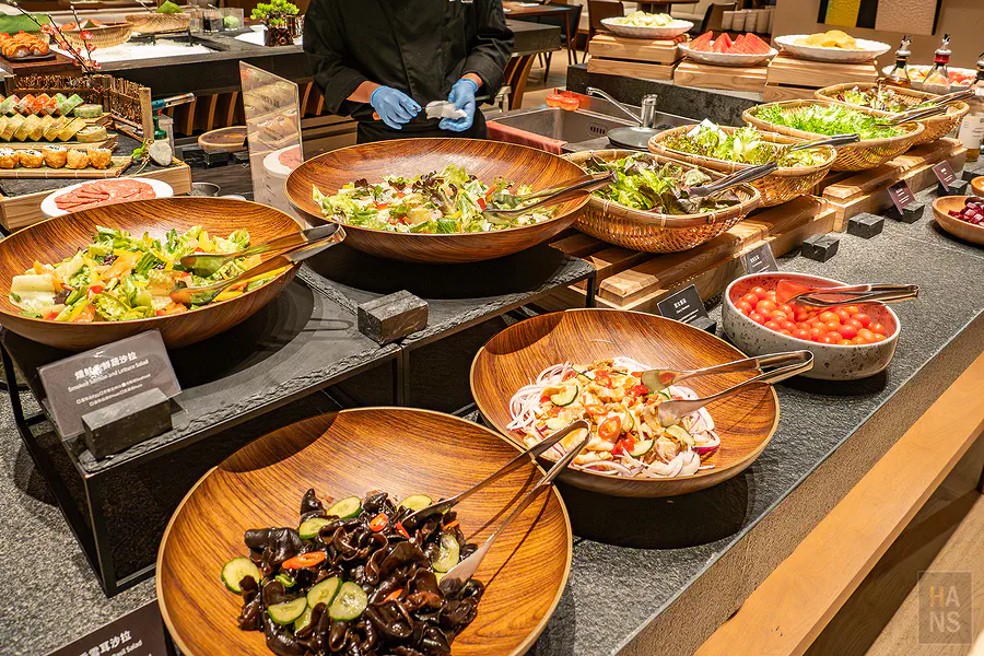 探索廚房 Buffet 的沙拉冷盤區