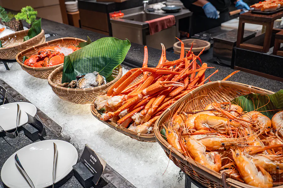探索廚房 Buffet 的海鮮吧，有滿滿的蟹腳和鮮蝦