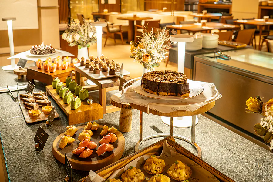 探索廚房 Buffet 的甜點區，有各式蛋糕和瑪德蓮