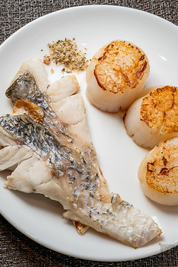 探索廚房 Buffet 的現煎干貝與魚排
