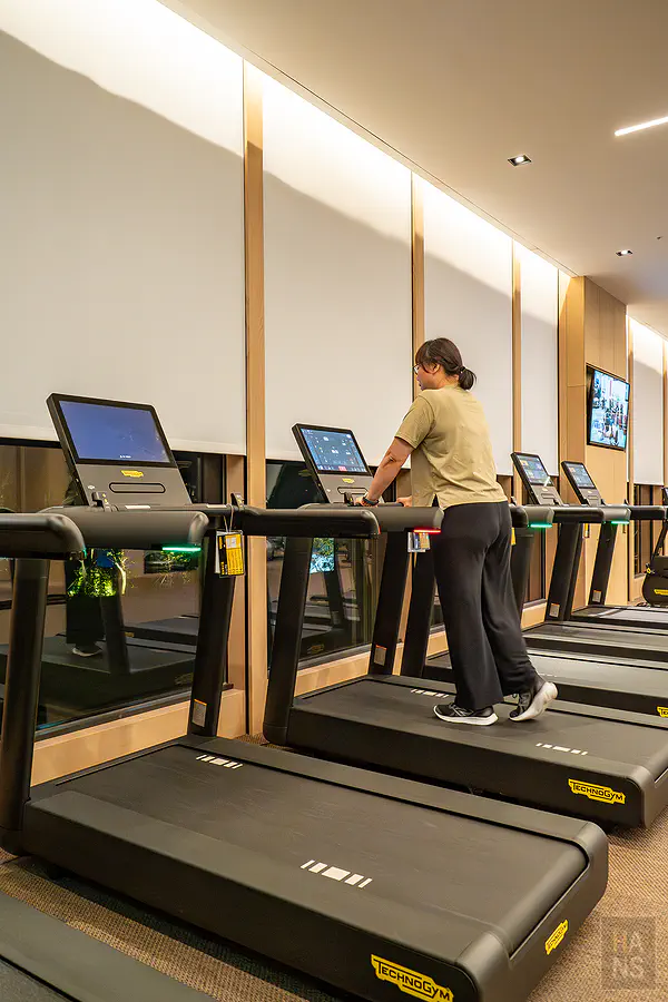 Kay 在 Technogym 跑步機上慢走