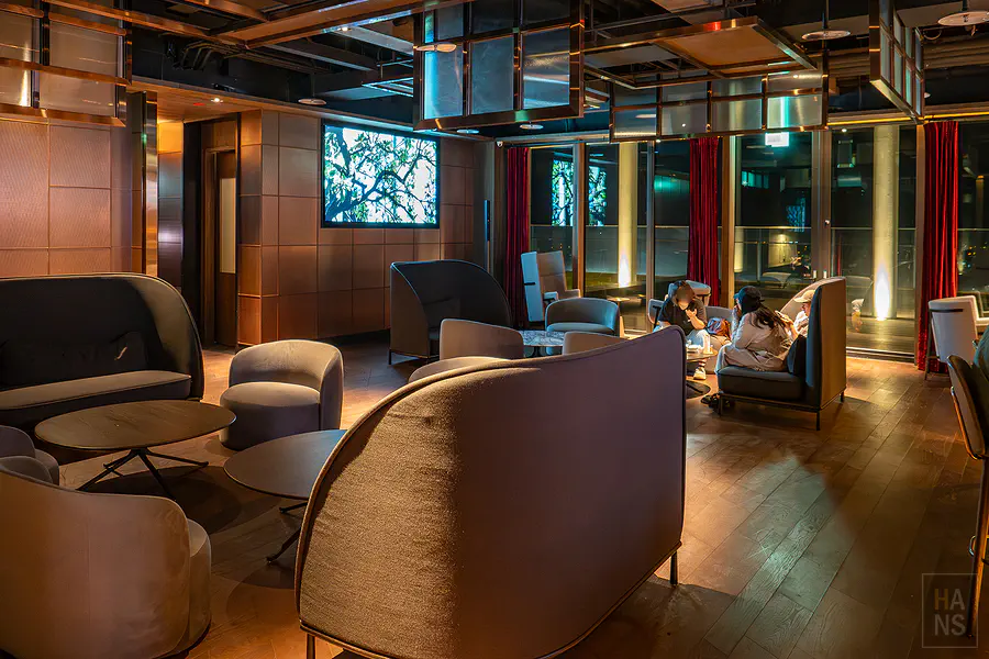 Sky Bar 晚上的沙發座位區