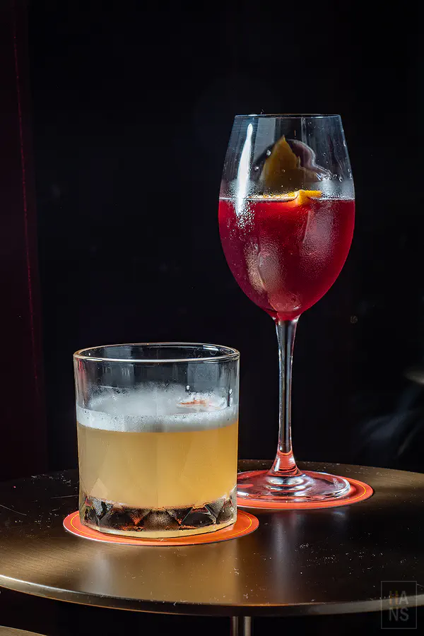 Sky Bar 的經典調酒 Whiskey Sour 與 Sangria