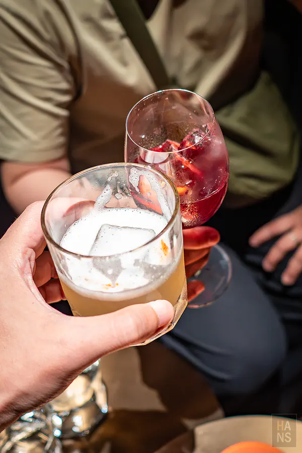 翰斯與 Kay 在 Sky Bar 舉杯