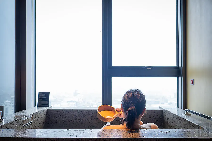 尊貴環景溫泉套房的窗邊溫泉浴池