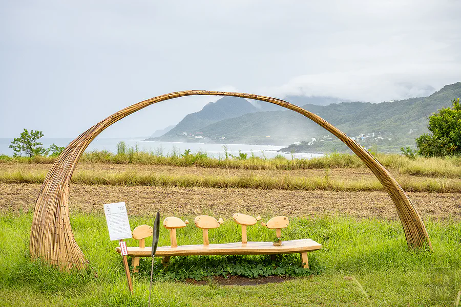花蓮巴特虹岸的飛魚造型木椅與竹編藝術裝置