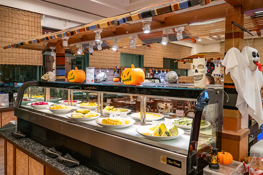 娜路彎 Buffet 的水果與甜點區，有萬聖節裝飾
