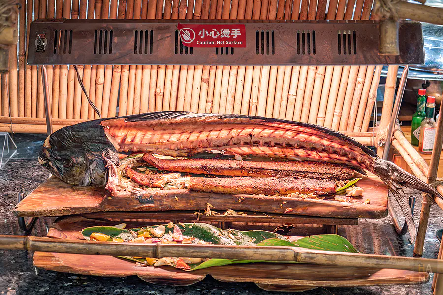 晚餐 Buffet 的特色菜：原住民風味烤全魚