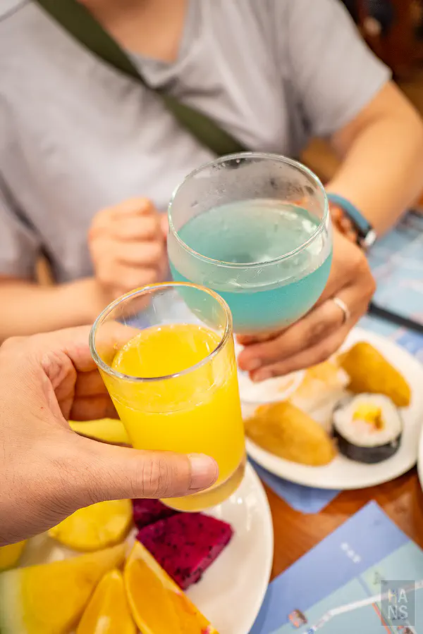 翰斯與 Kay 在娜路彎享用晚餐並乾杯