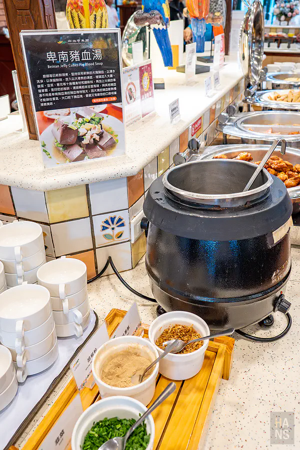 娜路彎早餐 Buffet 提供的卑南豬血湯