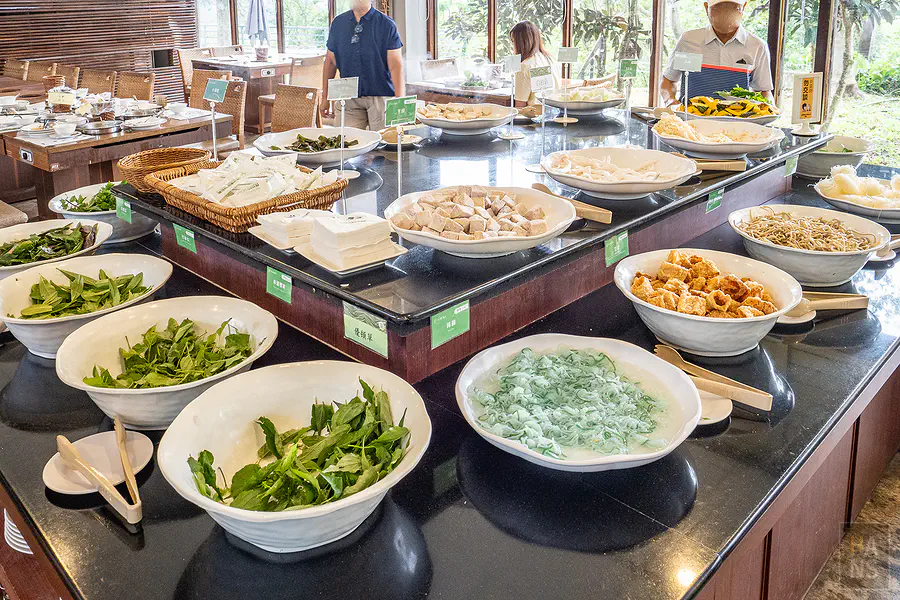牧場養生餐廳的野菜火鍋吧檯，有各種野菜