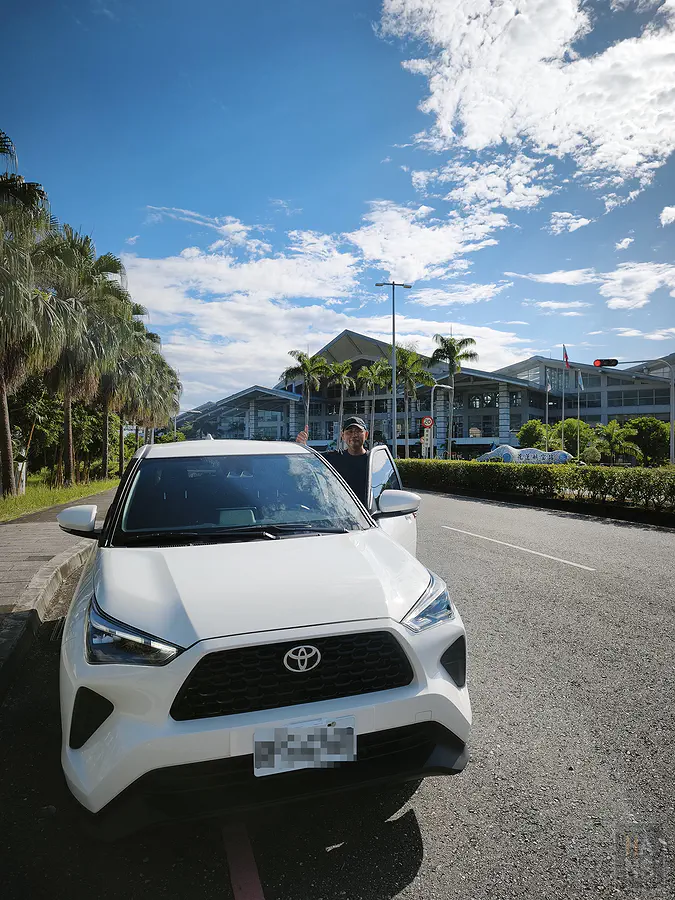 翰斯在花蓮機場外與租到的 Toyota Corolla Cross 合影，準備出發