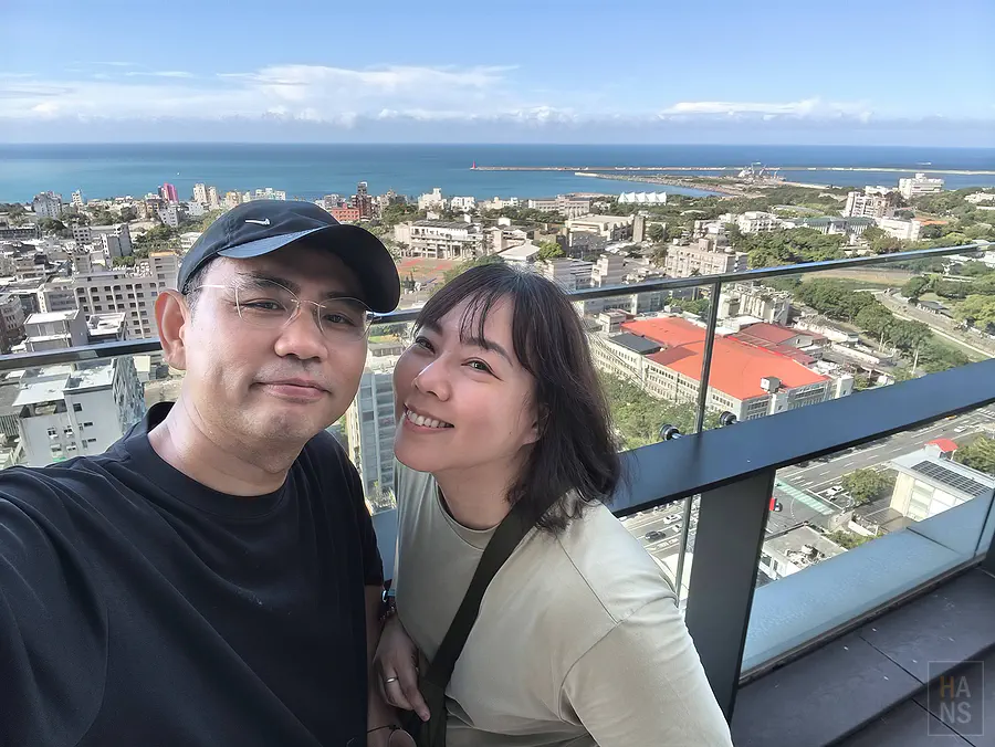 翰斯與 Kay 在 Sky Bar 戶外觀景台自拍