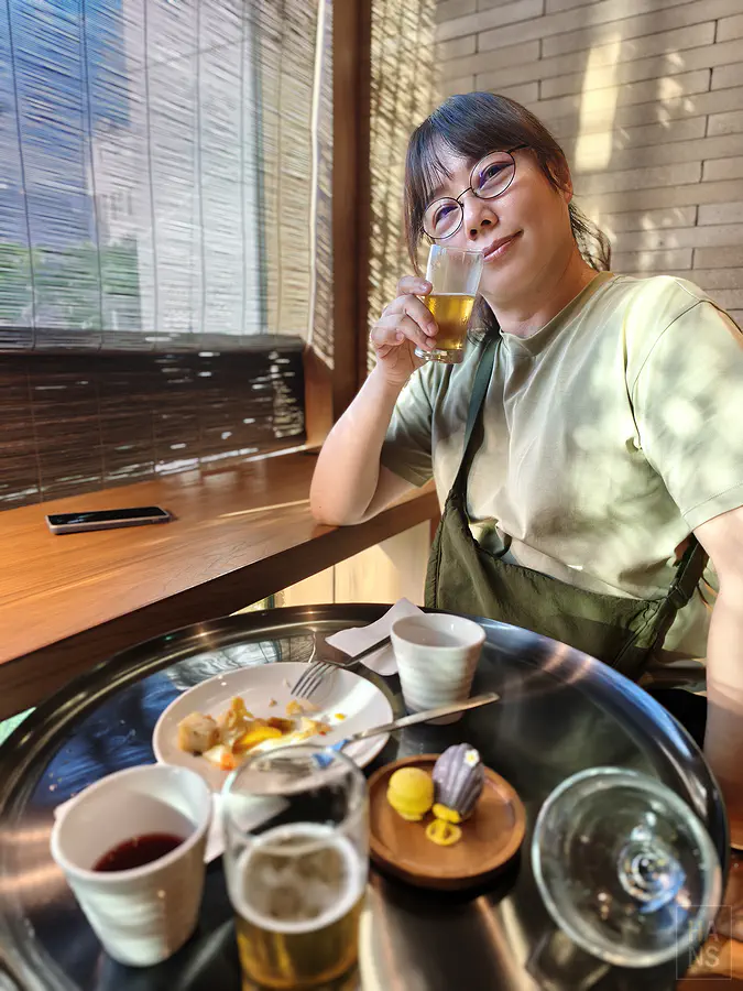 Kay 在北緯23度咖啡廳享受 Happy Hour 的免費飲品