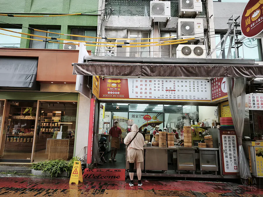 花蓮市區美食周記小籠包，Kay 正在排隊購買