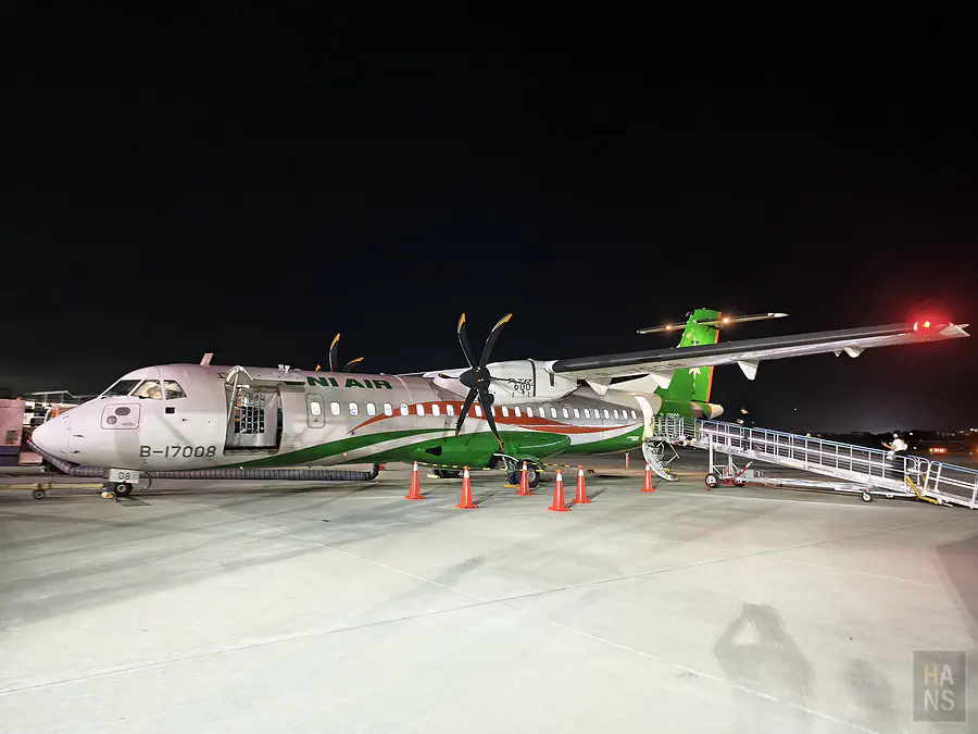晚間在台東機場停機坪，準備登上立榮航空的飛機