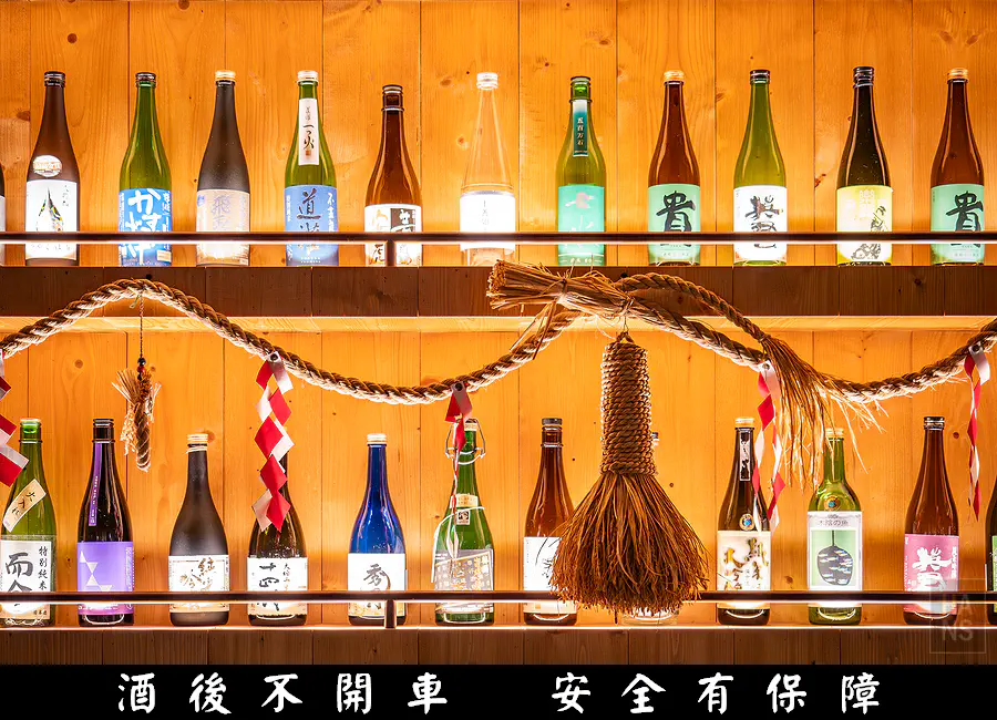 打上燈光後超美的日本酒牆