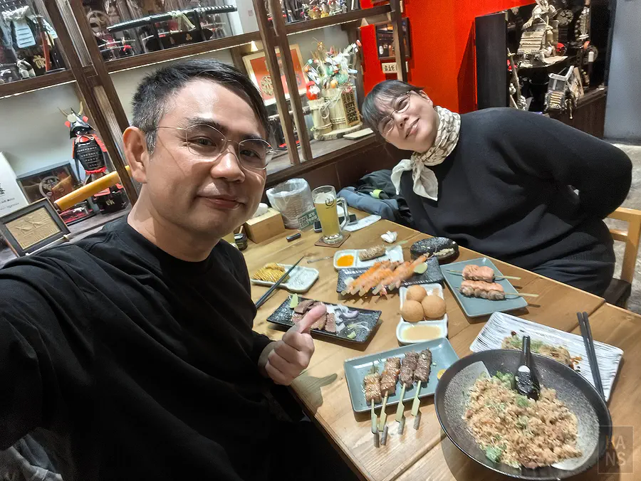 翰斯與Kay在蔦燒居酒屋的開心合照