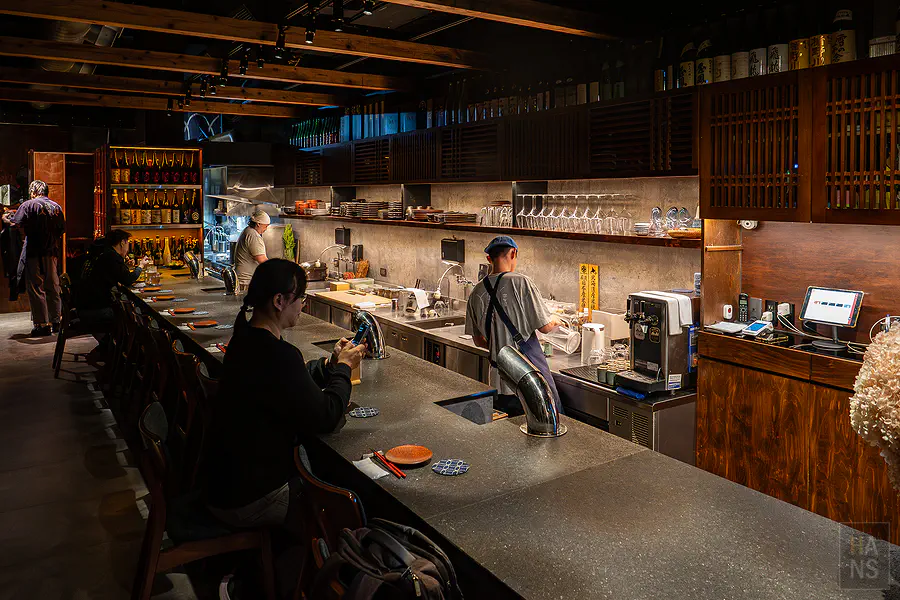 碳探和牛專門店狹長深邃的內部用餐空間與吧台