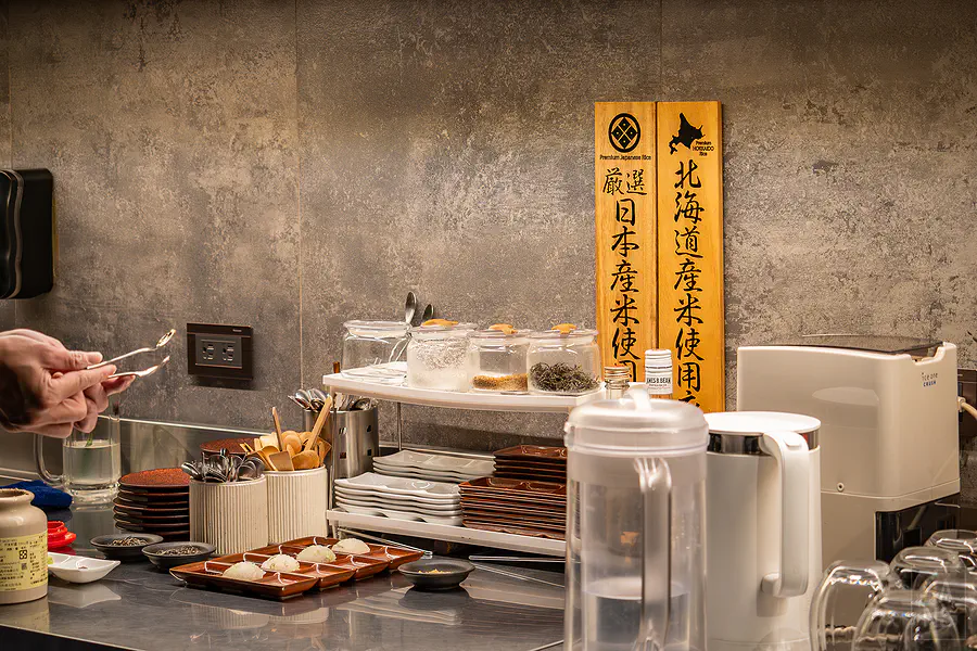 碳探和牛專門店標榜使用北海道產米的木牌