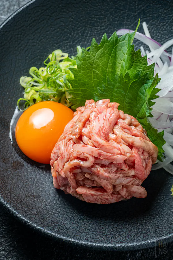 碳探和牛專門店打光極美的生牛肉與生蛋黃特寫