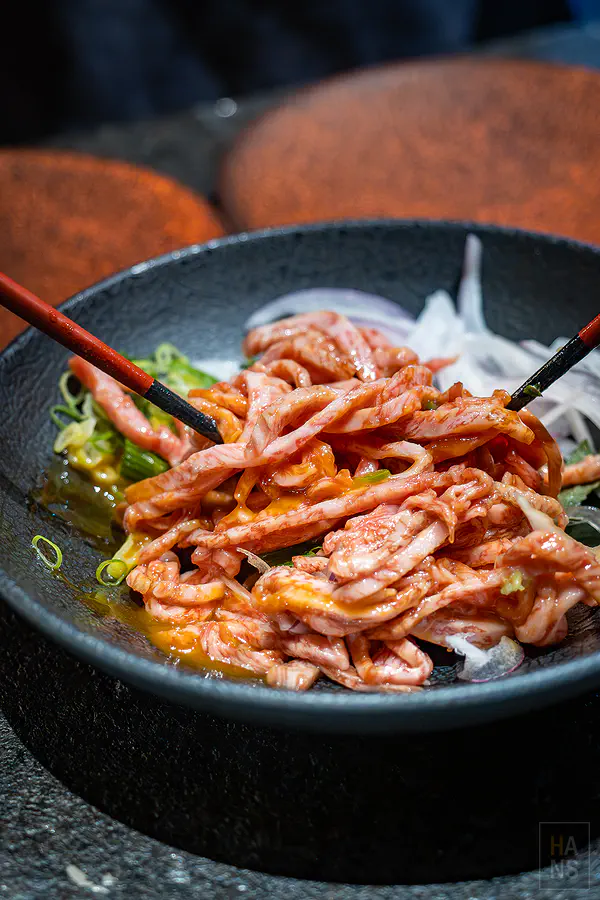 充分拌勻中的生牛肉