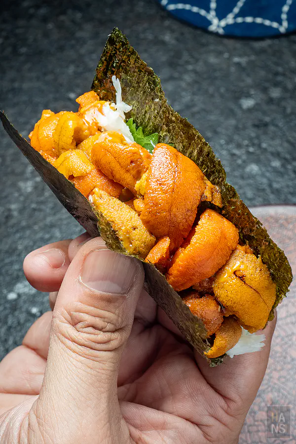 滿滿餡料的海膽手卷特寫