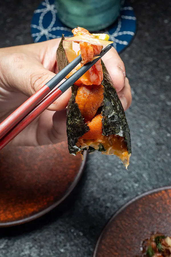 隱藏吃法:海膽手卷搭配生牛肉一起享用