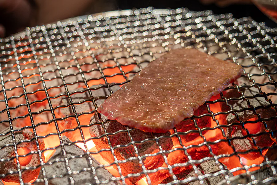 臀蓋肉在炭火上燒烤的誘人畫面