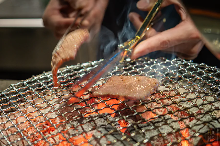 店長修剪烤好的臀蓋肉片