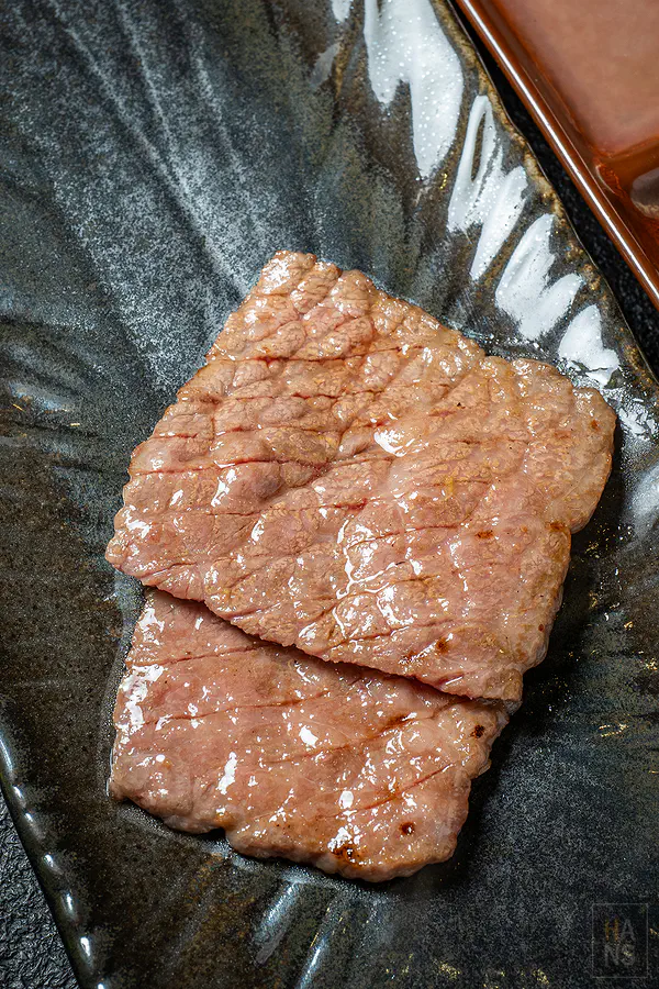 烤至完美熟度的臀蓋肉片特寫