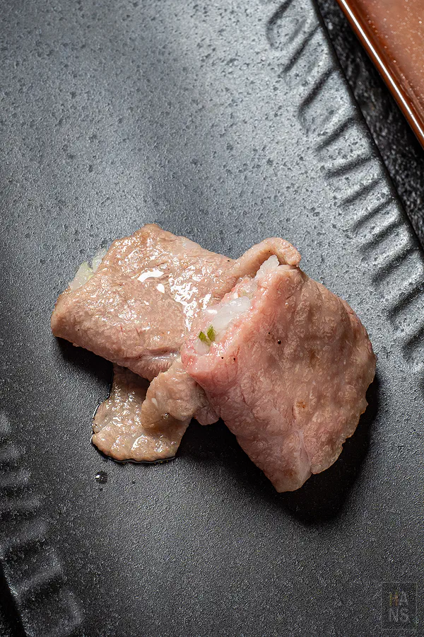 捲入特製沾醬的和牛腿三角燒肉