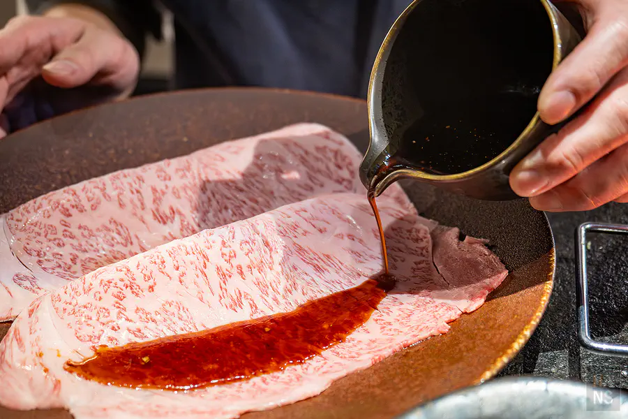 店長將特製醬汁淋上紐約客SHABU