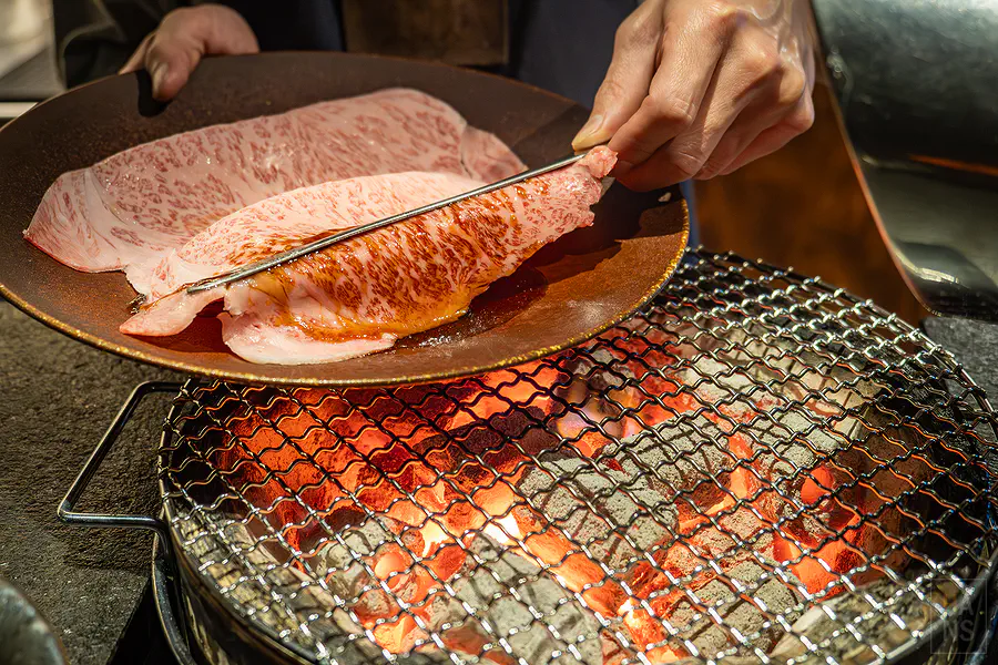 店長將特製醬汁淋上紐約客SHABU