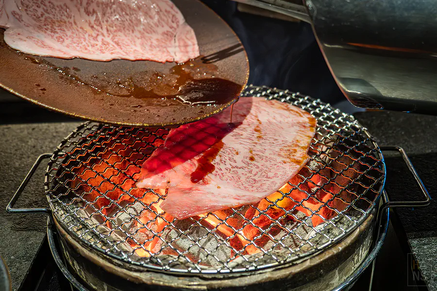 燒烤過程中再次淋上醬汁增添風味