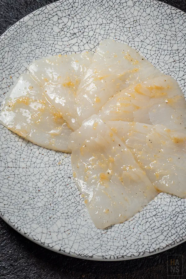 晶瑩剔透的新鮮軟絲切片
