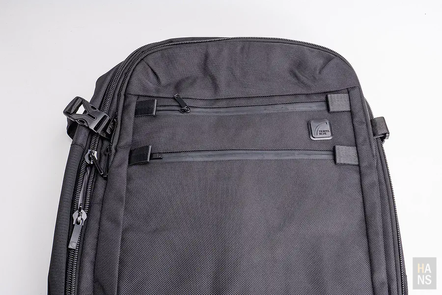 Travel Blue Journey 35L 正面防水拉鍊與隱藏設計