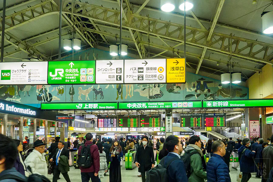 地震造成新幹線誤點,車站人潮與電子看板資訊混亂