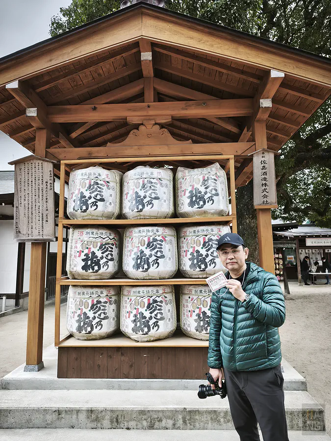 翰斯取得佐嘉神社攝影許可證與奉納酒樽合照