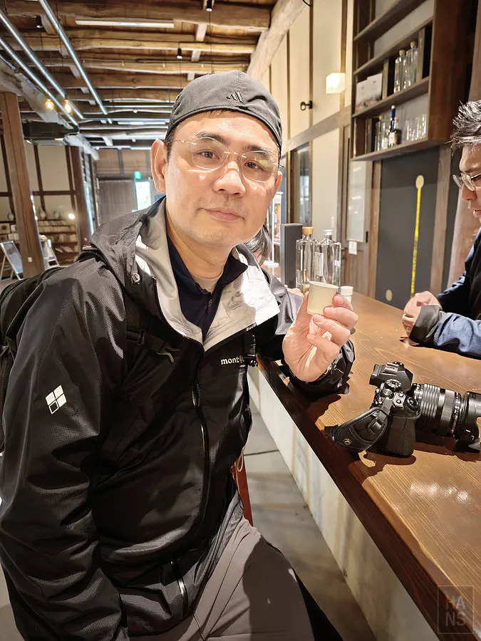 翰斯在小城蒸溜所吧檯前親自試飲金牌工藝琴酒