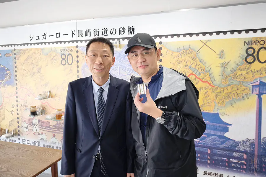 翰斯與瘦身有成的副社長合影