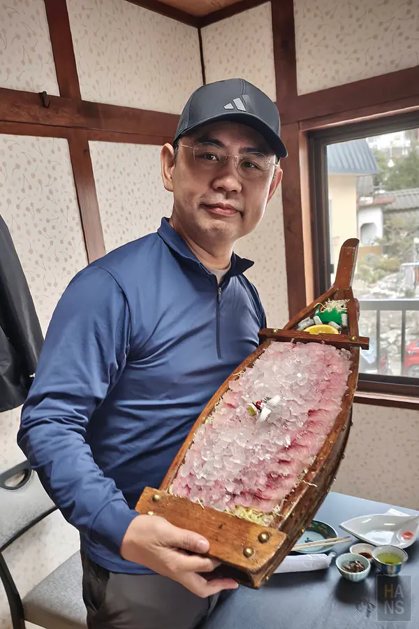 翰斯大叔與巨大的鯉茂鯉魚生魚片中舟合影