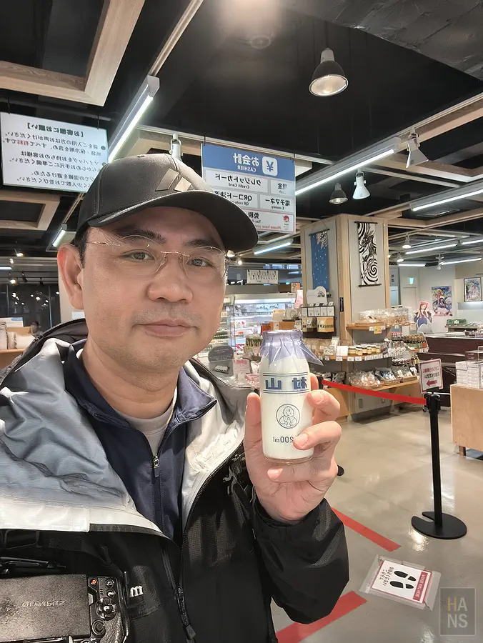 翰斯在Arpino故鄉會館品嚐香濃的村山牛奶