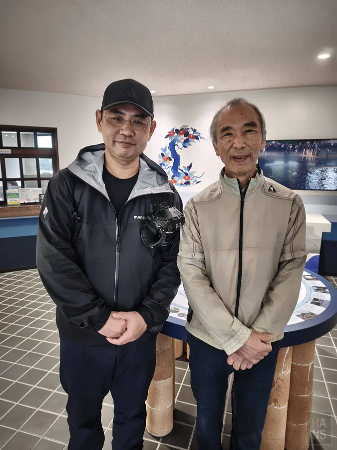 翰斯與伊萬里有田燒傳統產業會館江口館長的開心合影