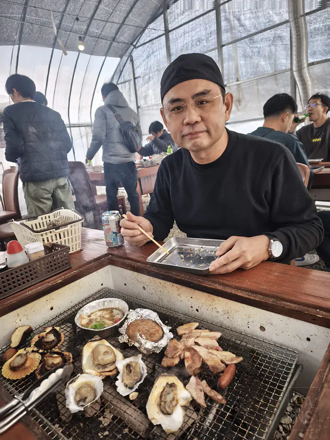 翰斯在海道丸享用豐盛滿意的海陸炭烤午餐