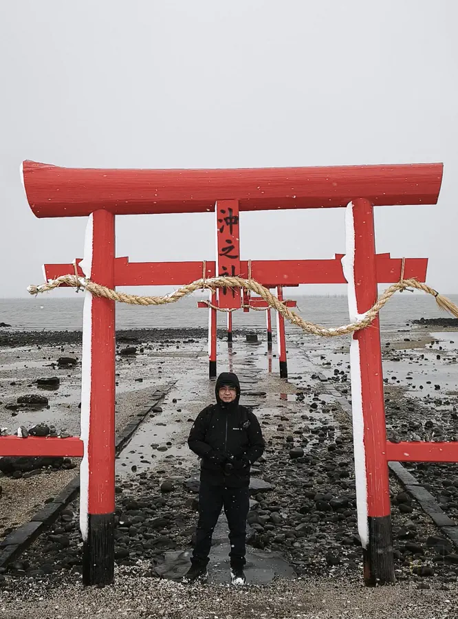 翰斯在雪中的大魚神社沖之神海中鳥居前合影
